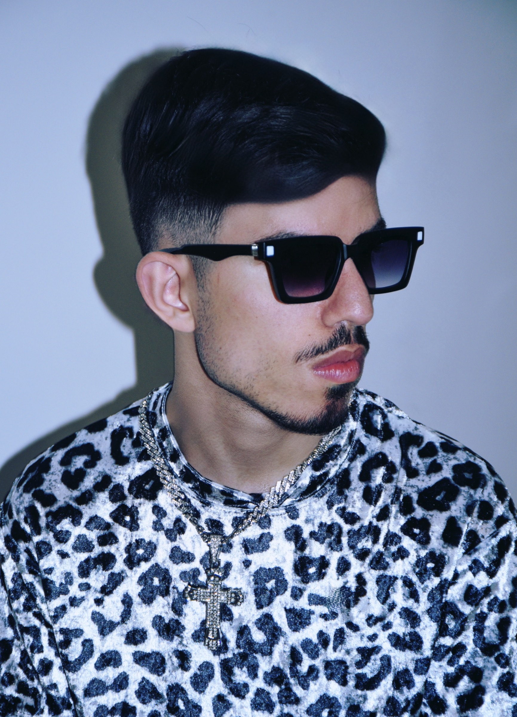 DannyZ con occhiali, catena e outfit trap streetwear